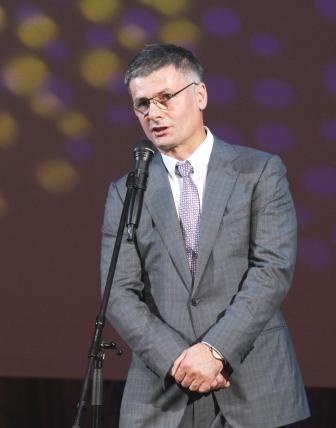 Президент Союза строителей Красноярского края Р.Абасов поздравляет строителей Президент Союза строителей Красноярского края Р.Абасов поздравляет строителей